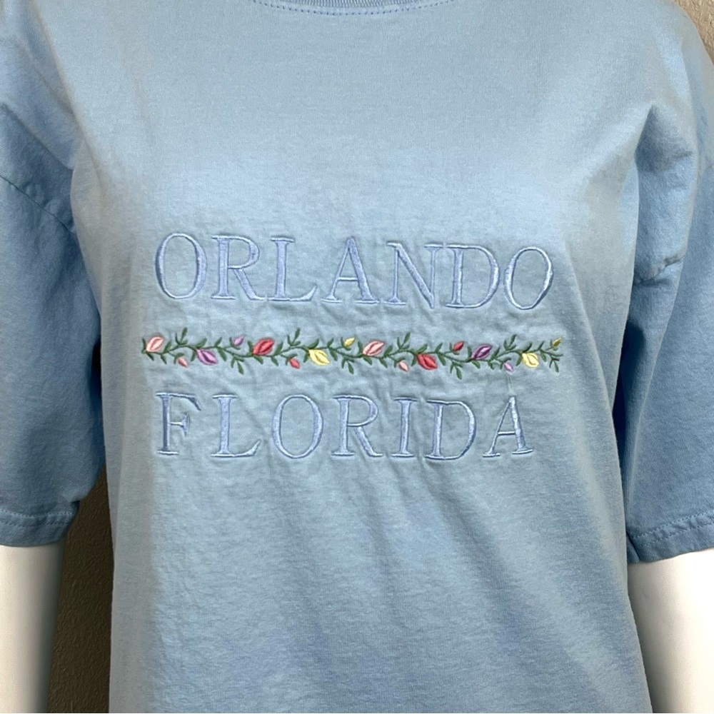 💙 VINTAGE Embroidered Orlando Florida Floral Spellout Tee Cottagecore Granny